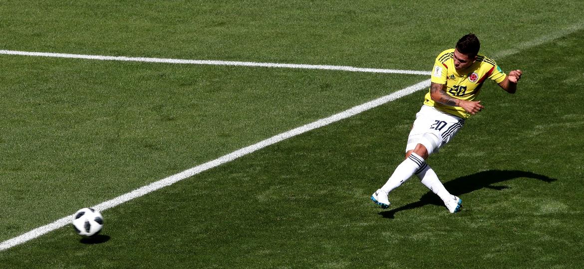 Juan Quintero chuta rasteiro para marcar o quarto gol de falta da Copa do Mundo de 2018 - Clive Brunskill/Getty Images