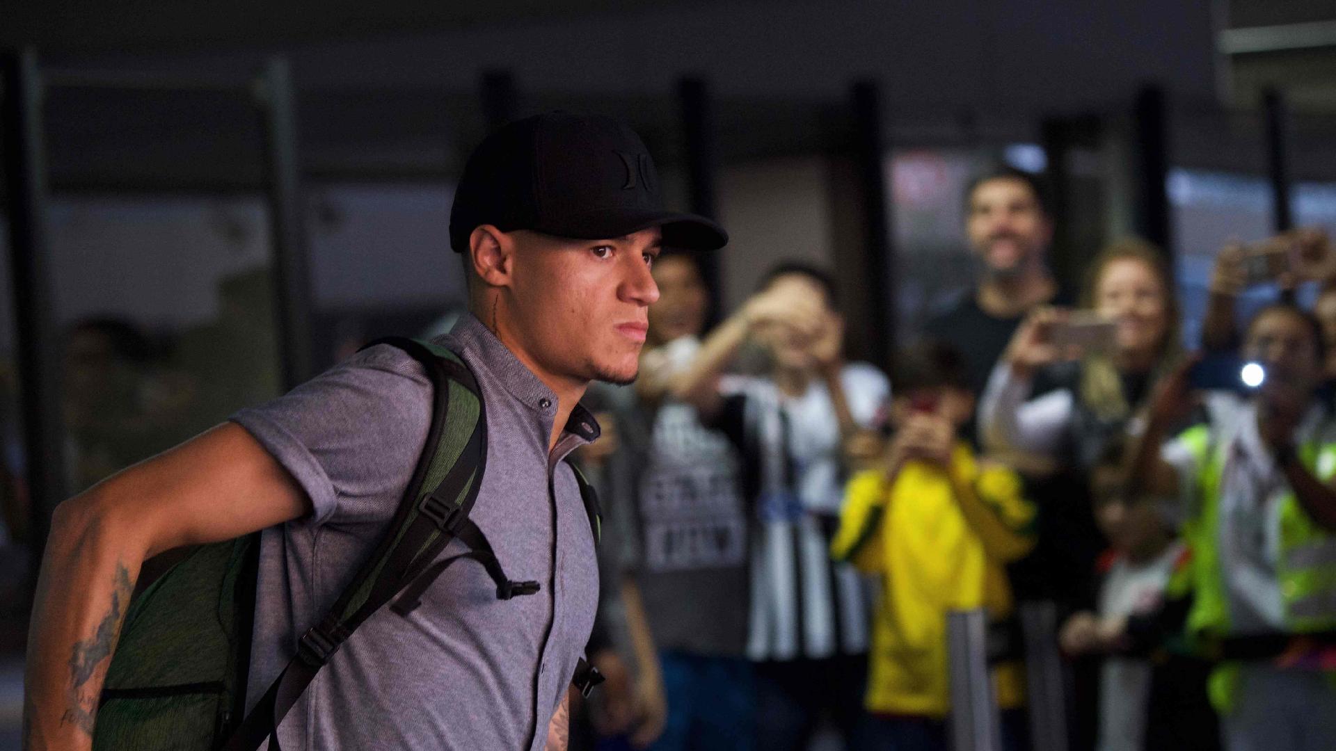 Philippe Coutinho durante desembarque no Rio de Janeiro