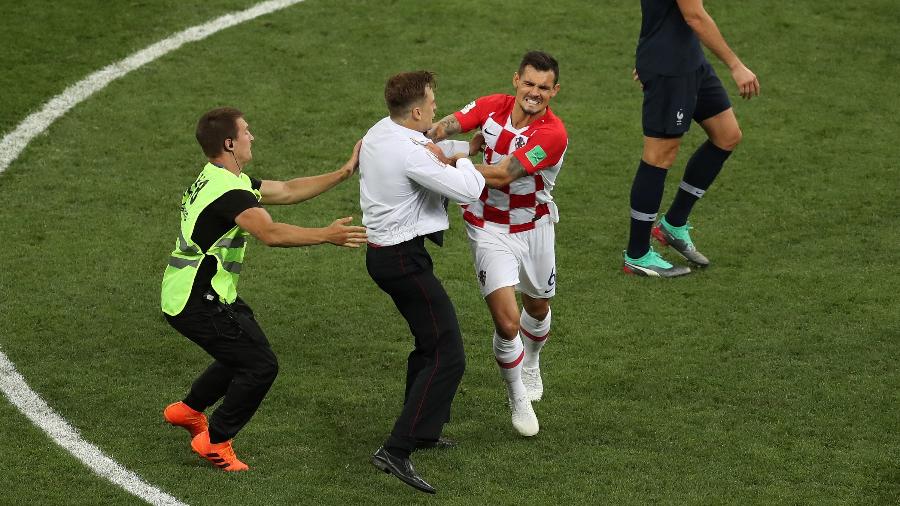 Dejan Lovren se irrita com invasão de campo durante a final da Copa do Mundo de 2018, em Moscou - Catherine Ivill/Getty Images