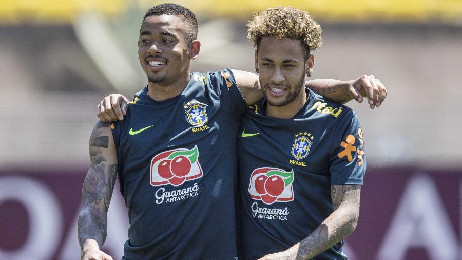 Gabriel Jesus e Neymar se abraçam no treino em Sochi, na preparação para a Copa da Rússia - Eduardo Knapp/Folhapress