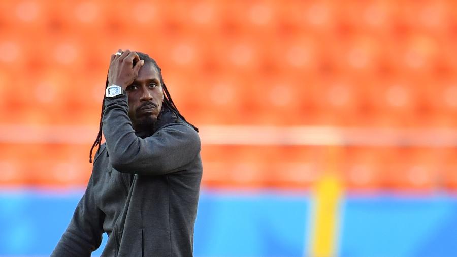 O técnico senegalês Aliou Cissé comanda treino da seleção na Rússia - Hector Retamal/AFP