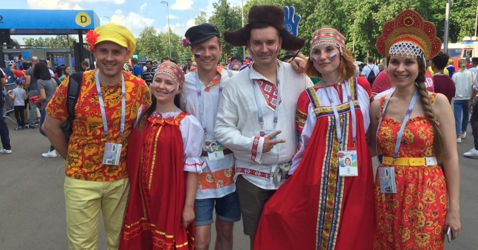 Torcida russa usa roupas tradicionais para acompanhar Rússia x Espanha