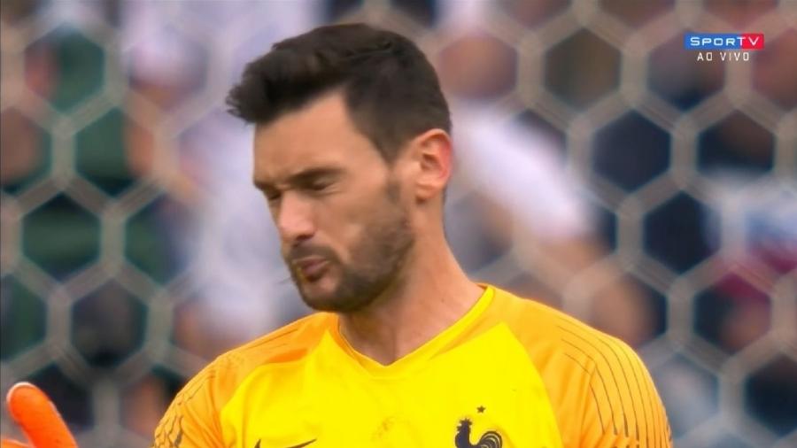 Lloris cospe inseto que entrou em sua boca durante o jogo entre Uruguai em França - Reprodução/SporTV