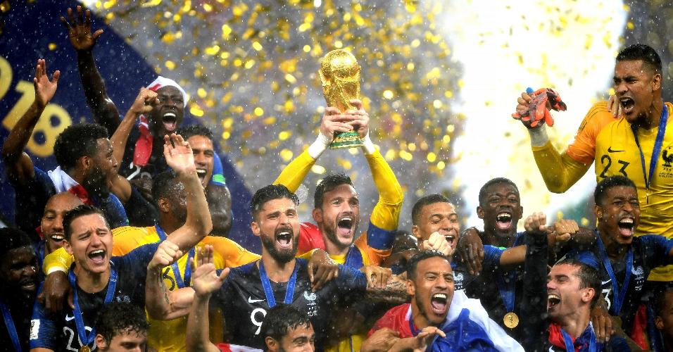 Jogadores da França levantam o troféu de campeão da Copa do Mundo da Rússia