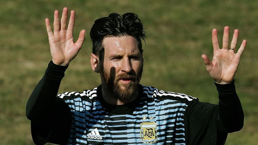 Lionel Messi agradece aos torcedores durante treino aberto da Argentina - ALEJANDRO PAGNI/AFP