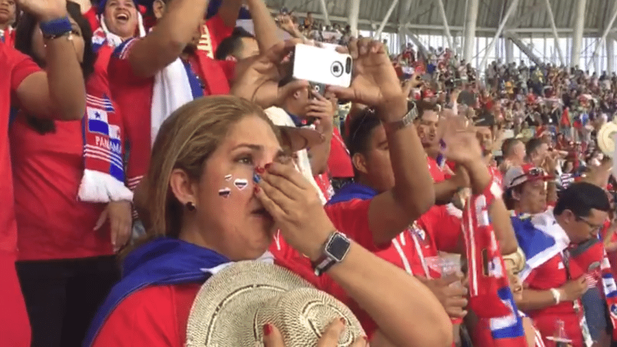 Torcedora chorando no jogo entre Panamá e Tunísia - UOL