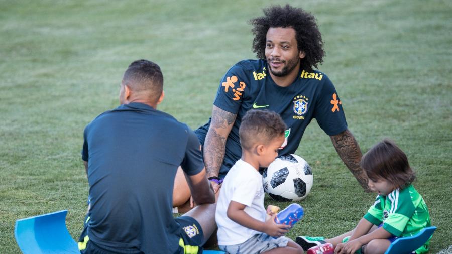 Marcelo e Danilo brincam com os filhos no campo de treinamento em Sochi; ambiente familiar envolve Tite - Pedro Martins/MowaPress