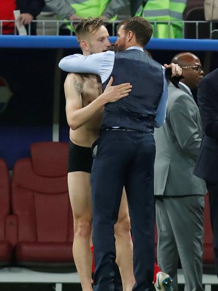 Ivan Rakitic, de cueca, abraça técnico da Inglaterra, Gareth Southgate, após classificação da Croácia à final da Copa de 2018 - Maxim Shemetov/Reuters