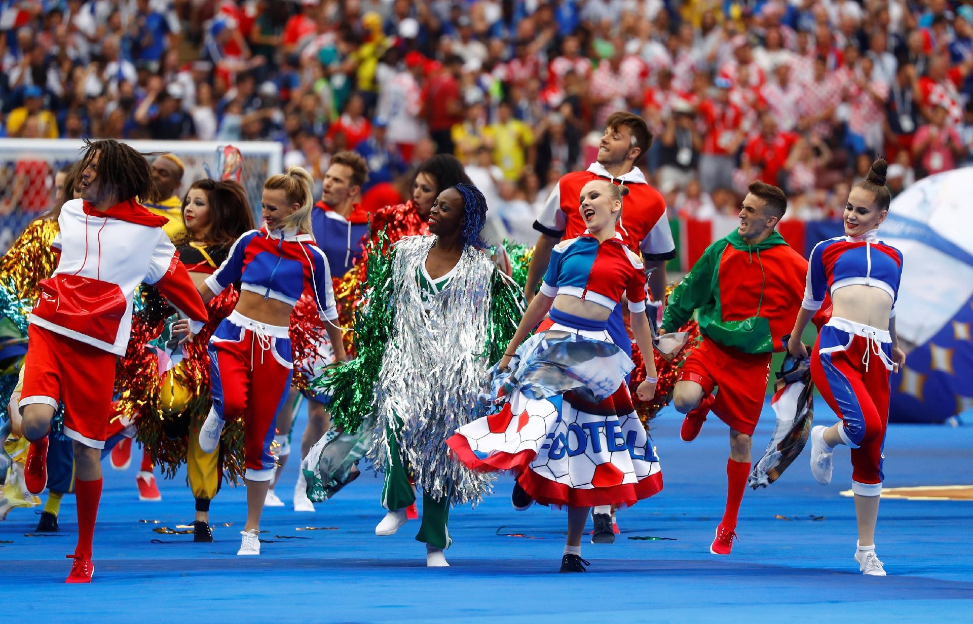 Bailarinos dançam na cerimônia de encerramento da Copa do Mundo de 2018, no estádio Luzhniki - Kai Pfaffenbach/Reuters