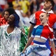 Bailarinos dançam na cerimônia de encerramento da Copa do Mundo de 2018, no estádio Luzhniki - Kai Pfaffenbach/Reuters