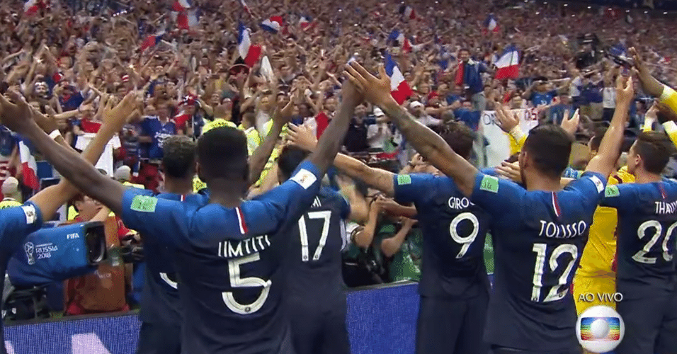 Jogadores franceses comemorando com a torcida após conquista da Copa do Mundo