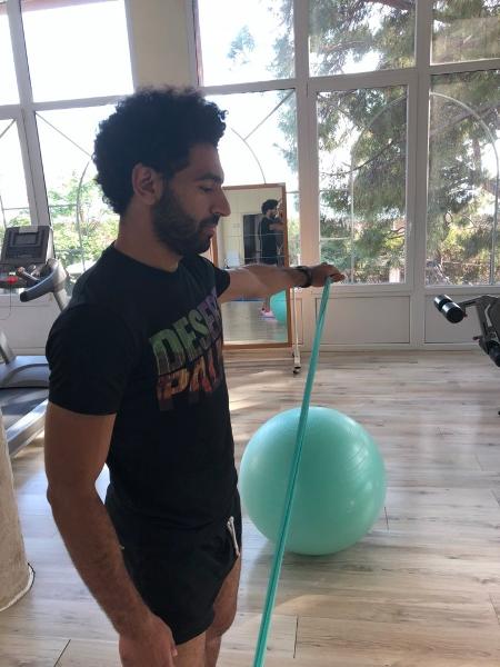 Em recuperação, Salah faz exercício no ombro machucado na final da Champions - Reprodução/Twitter