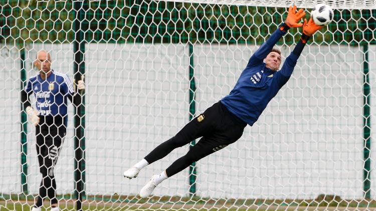 Armani é observado por Caballero durante treino da Argentina na Rússia - Gabriel Rossi/Getty Images - Gabriel Rossi/Getty Images