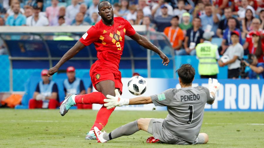 Lukaku chuta para marcar um de seus dois gols na vitória da Bélgica sobre o Panamá - REUTERS/Francois Lenoir