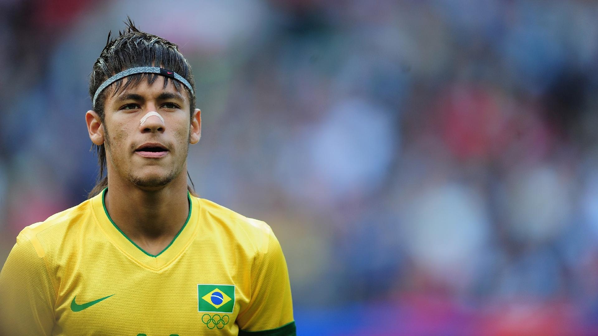 Neymar se posiciona para o hino nacional na semifinal dos Jogos Olímpicos de 2012