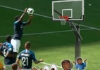 Jogador de basquete? Umtiti faz graça com pênalti que cometeu em estreia - Reprodução/Instagram