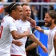 Jogadores comemoram gol de Eriksen em Dinamarca x Austrália - Dylan Martinez/Reuters