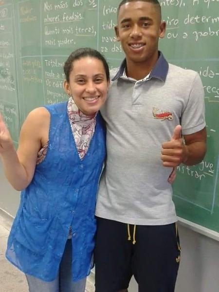 Professora Rita de Cássia e Gabriel Jesus em escola paulista - Arquivo pessoal