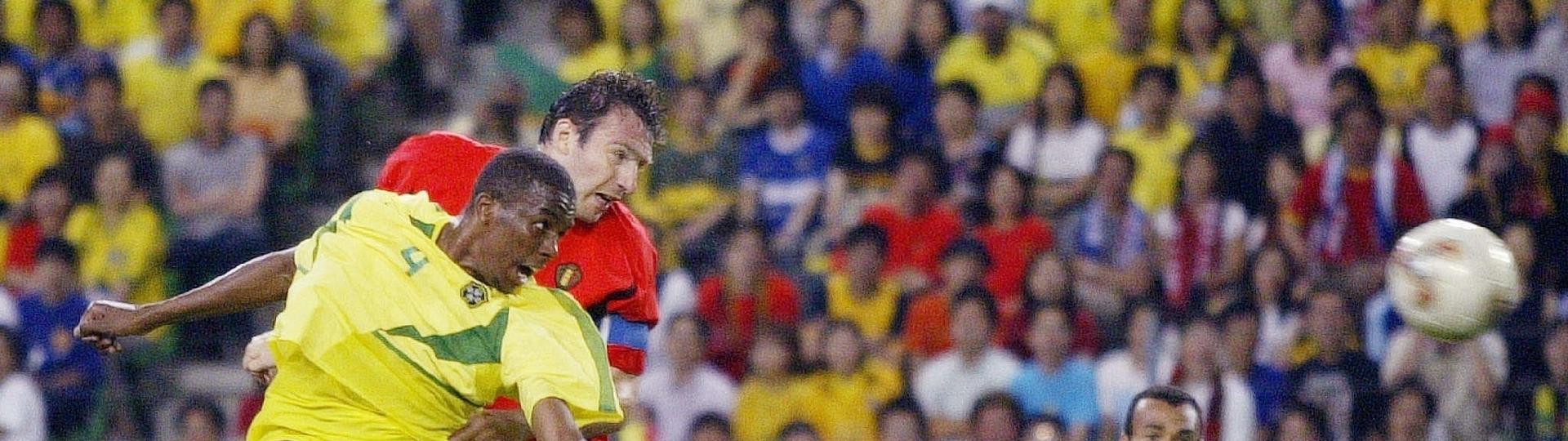 Marc Wilmots sobe de cabeça para marcar pela Bélgica contra o Brasil, em 2002