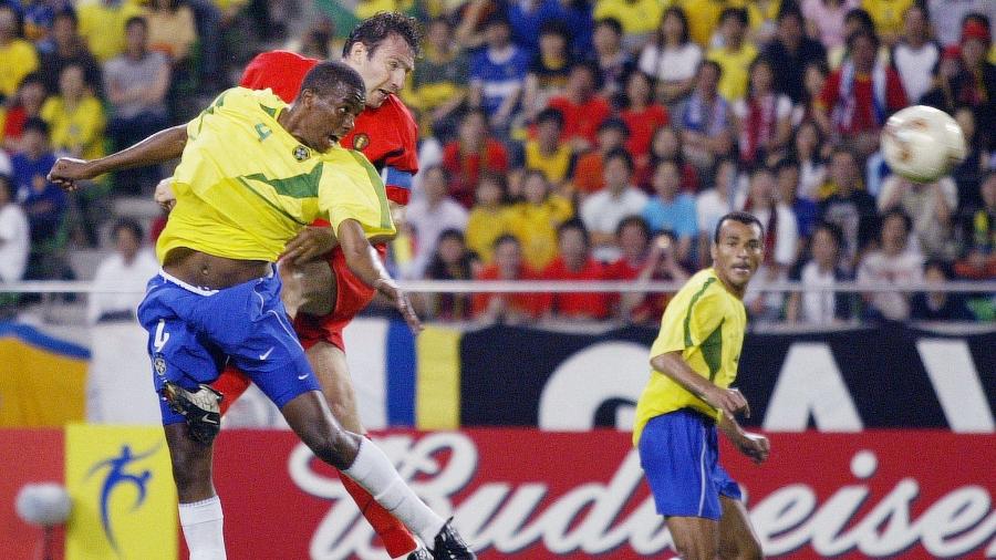 Marc Wilmots sobe de cabeça para marcar pela Bélgica contra o Brasil, em 2002 - AFP PHOTO PHILIPPE HUGUEN