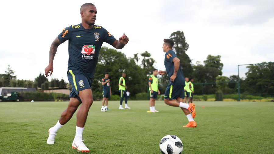 Douglas Costa treinará normalmente com o grupo da seleção brasileira nesta terça-feira (5), no CT do Tottenham, em Londres - Lucas Figueiredo/CBF