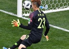 Goleiro faz milagres na Copa, mas é lanterna e o mais vazado na Coreia - Dimitar Dilkoff/AFP