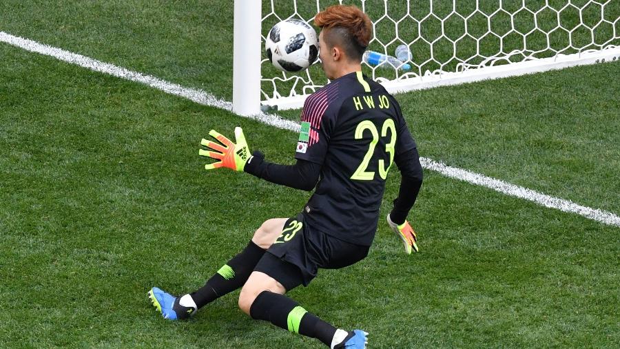 Cho Hyun-woo faz defesa em chute de Berg na derrota dos coreanos para a Suécia - Dimitar Dilkoff/AFP