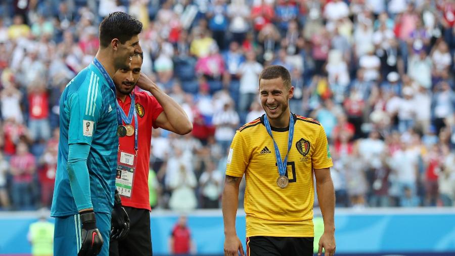 Eden Hazard, Thibaut Courtois e Nacer Chadli sorriem após vitória da Bélgica contra a Inglaterra - Lee Smith/Reuters