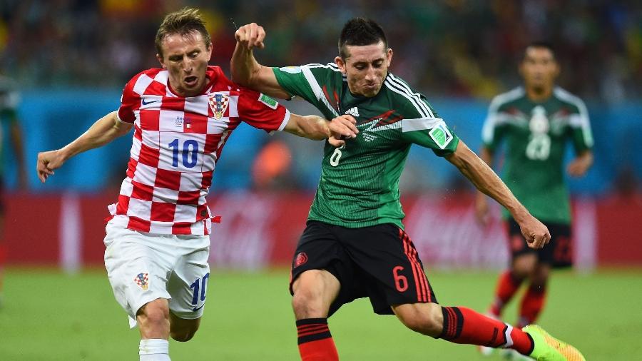 Luka Modric, da Croácia, tenta levar a melhor sobre Hector Herrera, do México - Jamie McDonald/Getty Images