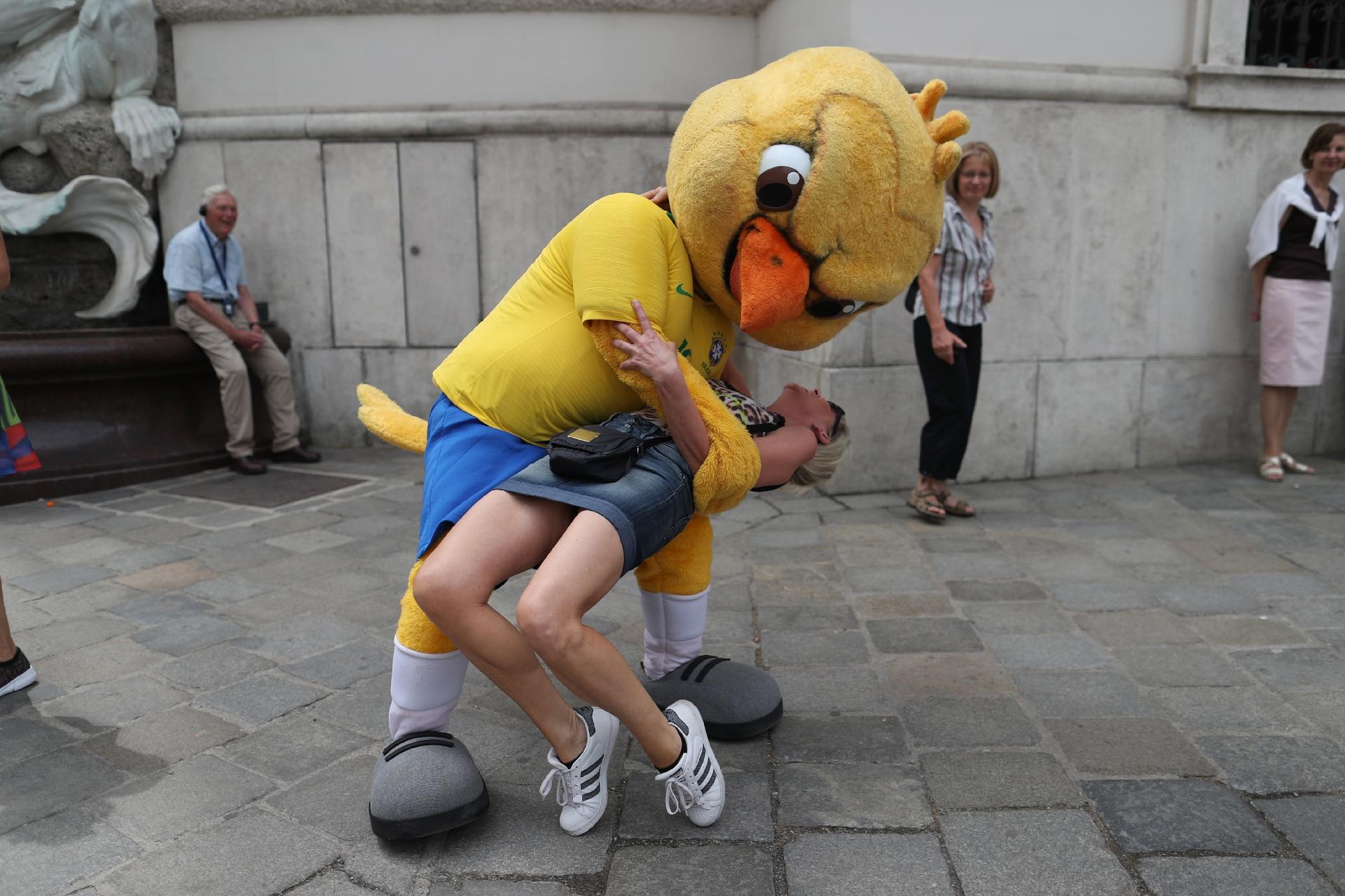 Canarinho Pistola dança nas ruas de Viena - Divulgação/CBF