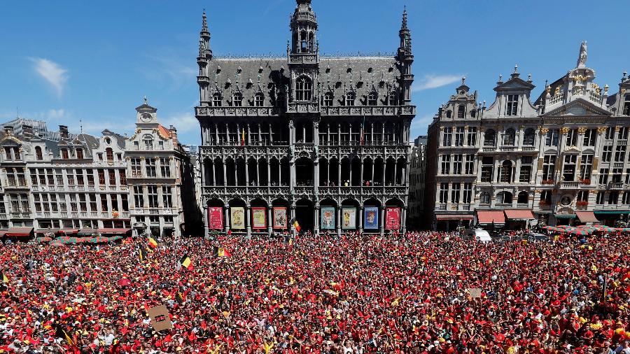 Torcedores belgas lotam entrada do Palácio Real em Bruxelas - REUTERS/Yves Herman