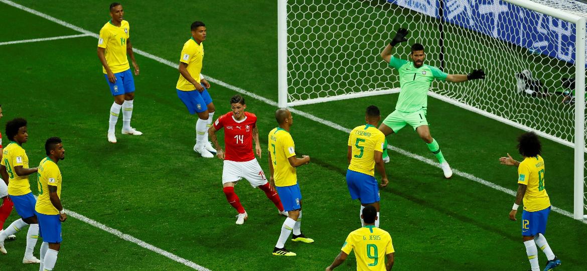 Steven Zuber sobe livre e empata para a Suíça diante do Brasil - REUTERS/Jason Cairnduff