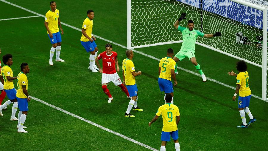 Jogadores se entreolham após o suíço Steven Zuber empatar o jogo - REUTERS/Jason Cairnduff