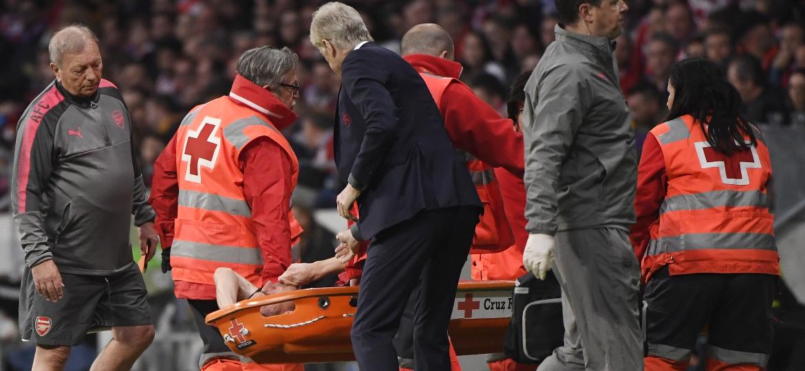 Wenger consola Koscielny na saída do gramado; zagueiro corre risco de ficar fora da Copa - Pierre-Philippe Marcou/AFP