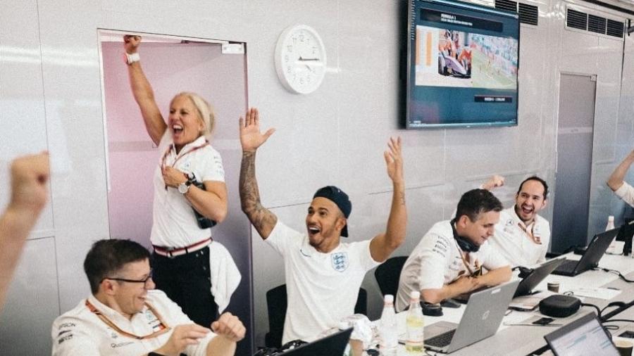 Lewis Hamilton comemora gol da seleção inglesa durante GP da Inglaterra - Reprodução/Instagram