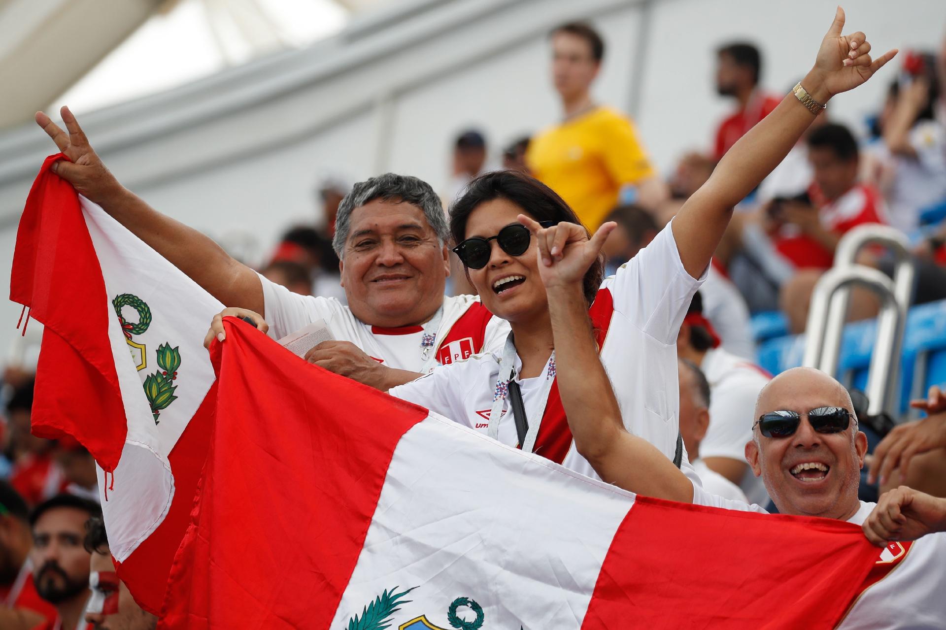 Torcedores do Peru antes do duelo contra a Austrália, em Sochi - Odd Andersen/AFP