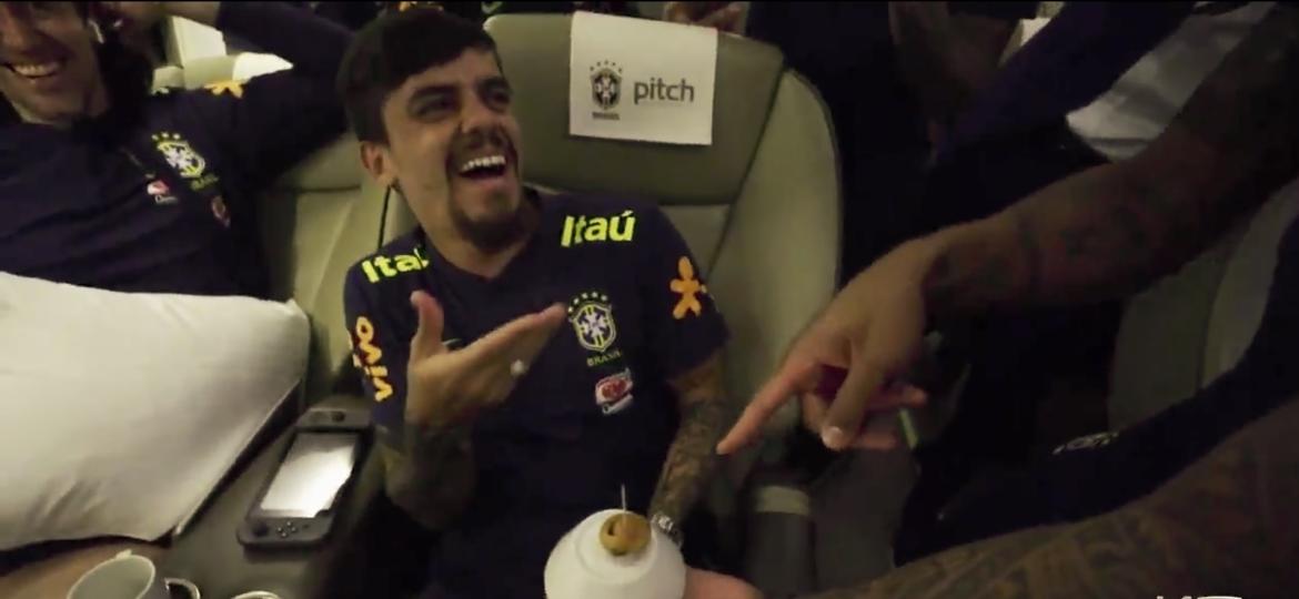 Fagner ganhou um bolo improvisado de Paulinho durante o voo da seleção brasileira a Sochi - Reprodução