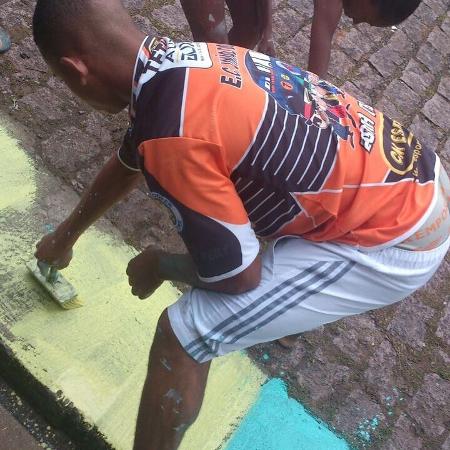 Viralizou a imagem de Gabriel Jesus pintando as ruas antes da Copa de 2014 - Instagram