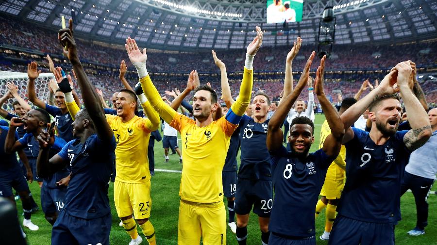 Jogadores da França comemoram título da Copa do Mundo de 2018 fazendo a "palma viking", celebração consagrada pela seleção da Islândia - Darren Staples/Reuters