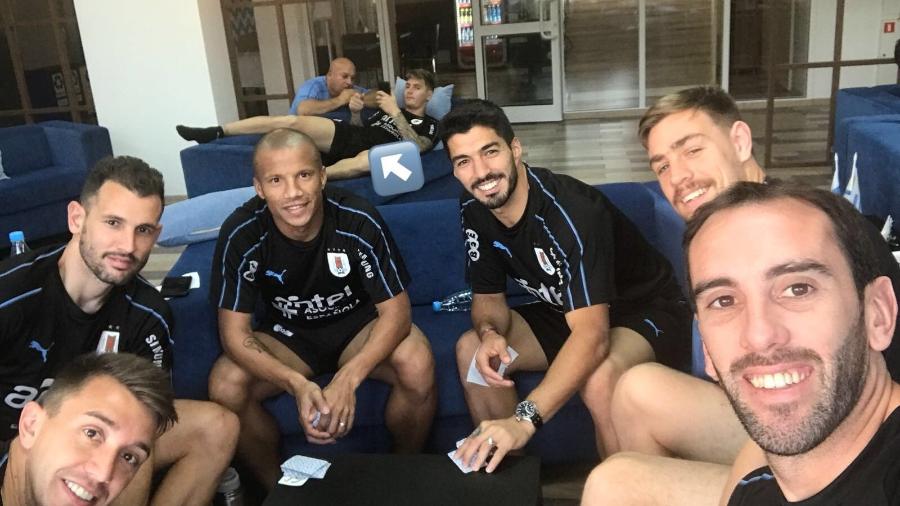 Suárez curte "truco com mate" com elenco do Uruguai após triunfo na estreia - Reprodução/Twitter