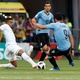 Luis Suárez, da seleção do Uruguai, disputa bola com Salem Al-Dawsari, da Arábia Saudita - CARLOS GARCIA RAWLINS/REUTERS