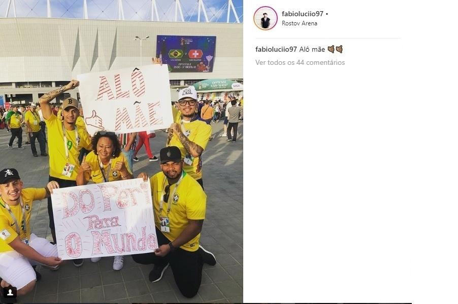 Mãe e amigos de Gabriel Jesus levam faixas para os jogos na Copa
