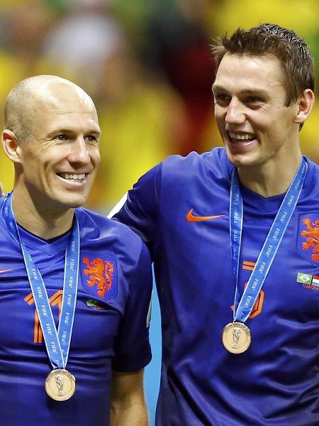 Holandeses Robben e De Vrij saíram da Copa de 2014 com a medalha de bronze - REUTERS/Dominic Ebenbichler