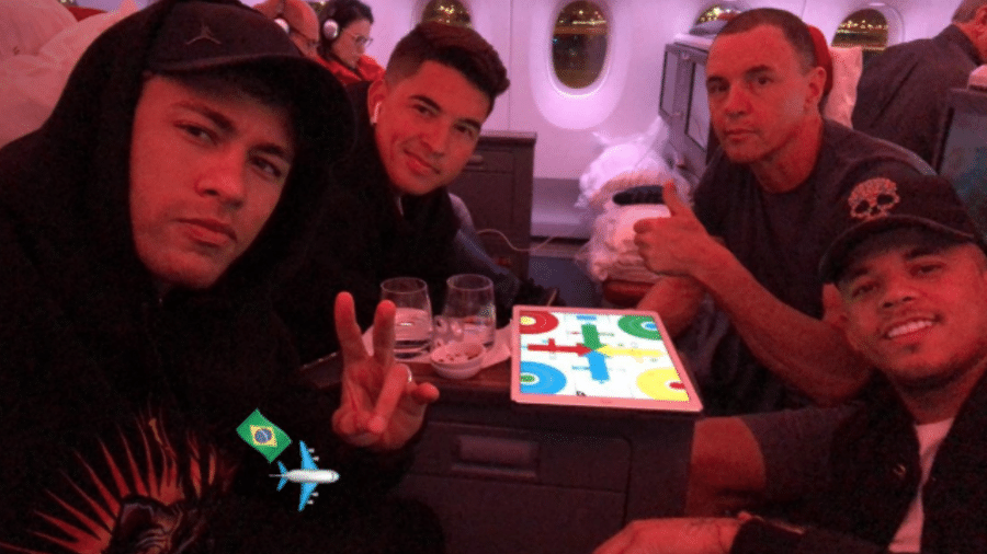 Neymar embarca para o Brasil em voo com os amigos - reprodução/Instagram