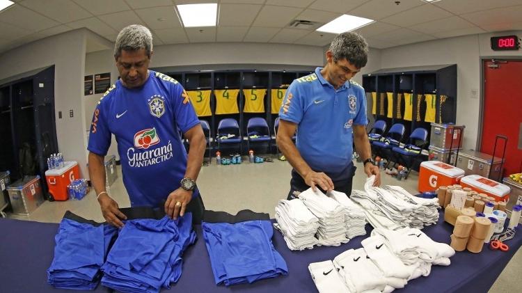 Manoelzinho (à esquerda), roupeiro da seleção brasileira - Rafael Ribeiro / CBF - Rafael Ribeiro / CBF