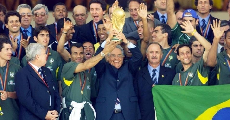 Seleção durante a visita ao Palácio do Planalto para a visita a Fernando Henrique Cardoso após o penta