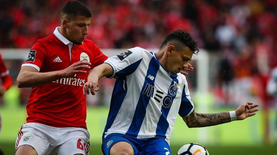 Tiquinho Soares (à direita) em ação pelo Porto durante jogo contra o Benfica - Carlos Costa/AFP