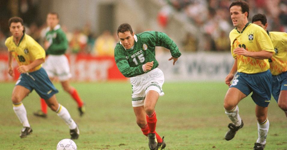 O mexicano Blanco passa pela marcação do Brasil na final da Copa Ouro de 1996