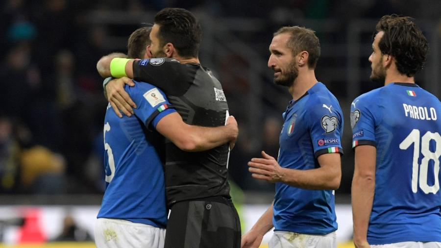 Italianos choram após perder vaga na Copa da Rússia para a Suécia na repescagem - AFP PHOTO / Miguel MEDINA 