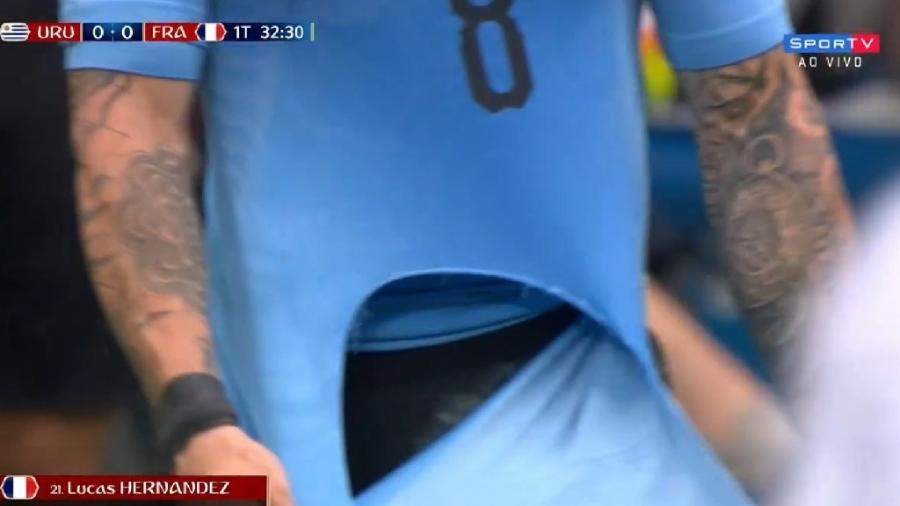 Uruguaio Nández tem camisa rasgada pelo francês Hernandez - Reprodução/SporTV